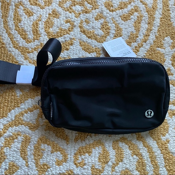 Lululemon Everywhere Belt Bag - Black NWT - Picture 12 of 15